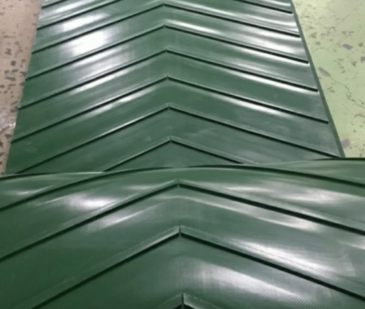 Băng tải PVC xanh gân V