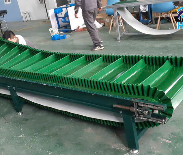 Băng tải vách ngăn PVC xanh