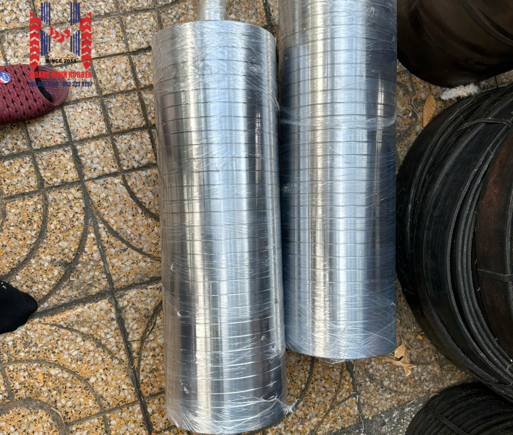 Con lăn trụ băng tải 