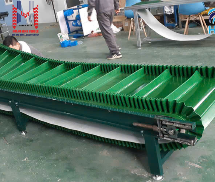 Băng tải vách ngăn PVC xanh